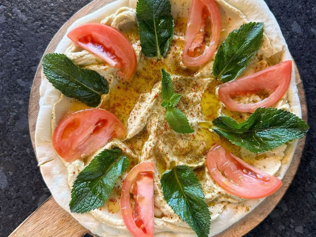 Hummus with Veggies Manakish