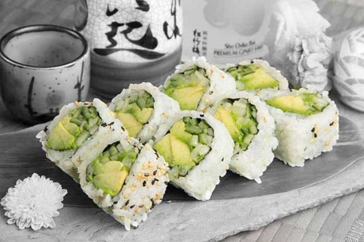 Avocado & Cucumber Maki (6 pcs)
