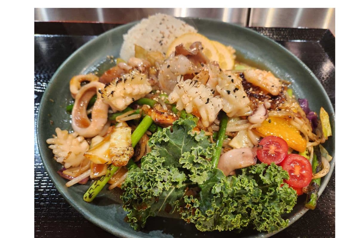 Stir-Fried Seafood with Vegetables