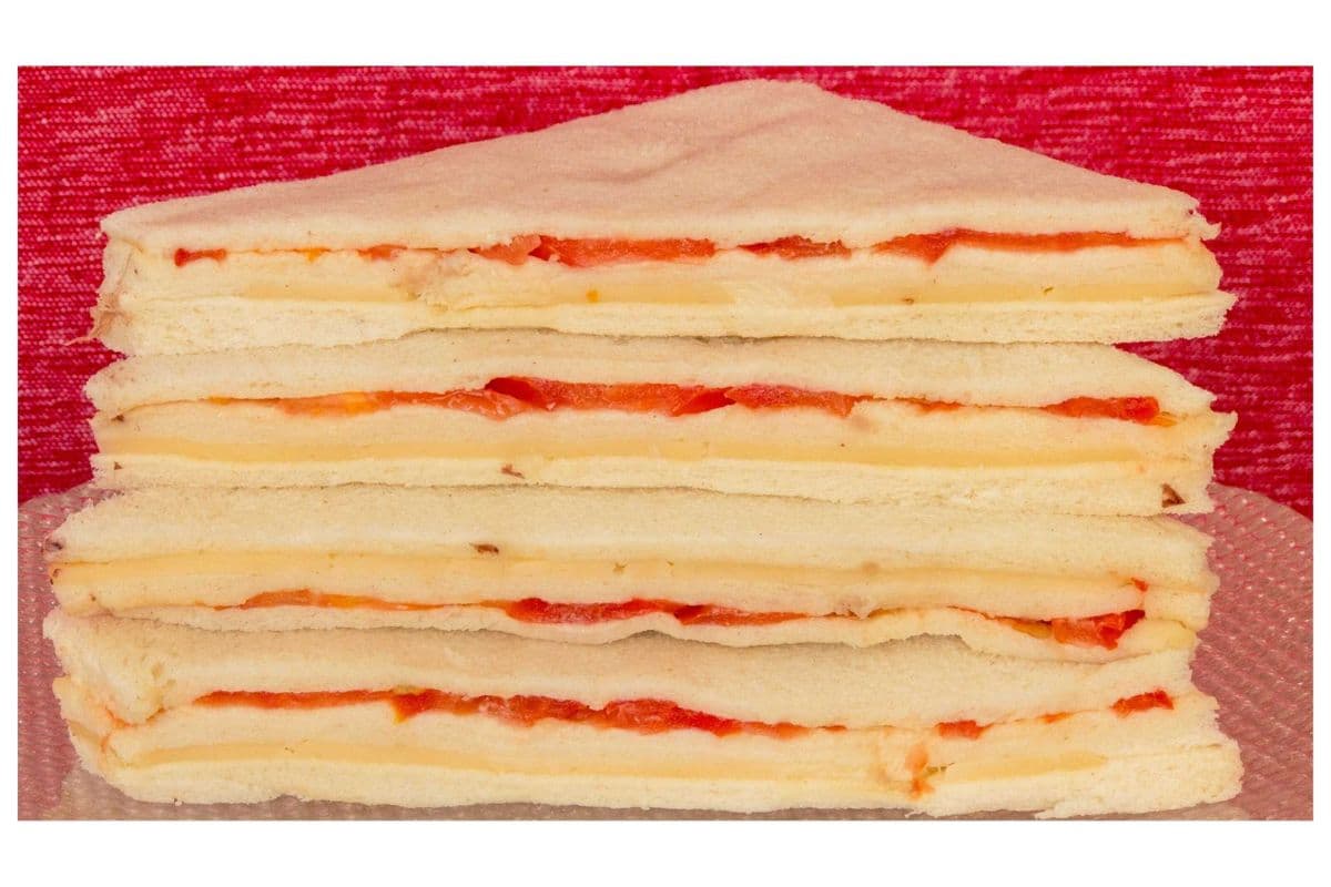 4 Mozzarella cheese, Fresh tomato & Basil mayo Sandwiches (vegetarian) (Triangular)
