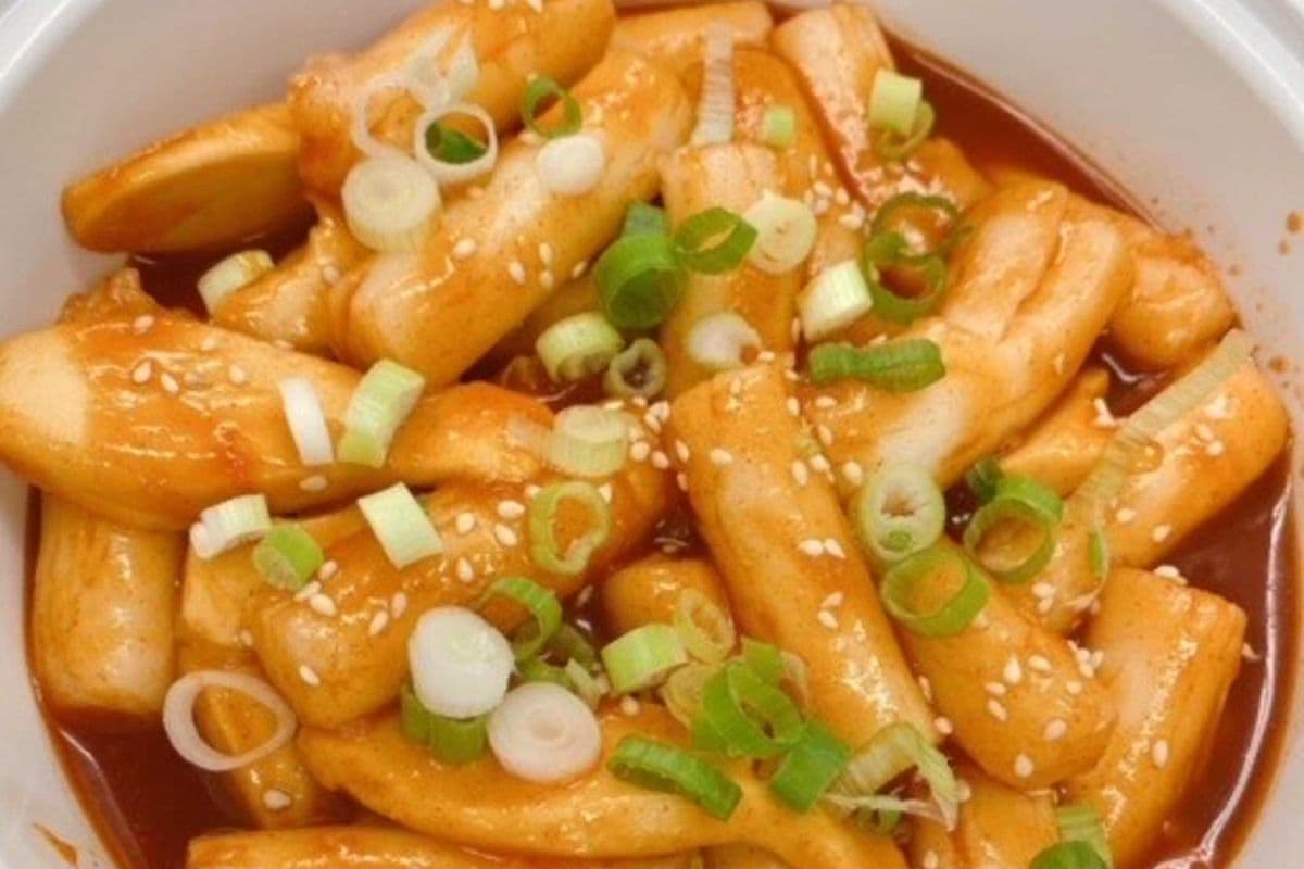 8. Tteokbokki (Spicy Rice Cake)