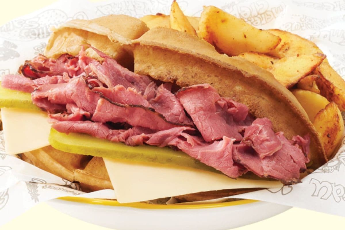 Smoked meat waffle sandwich (1210 Cals.)