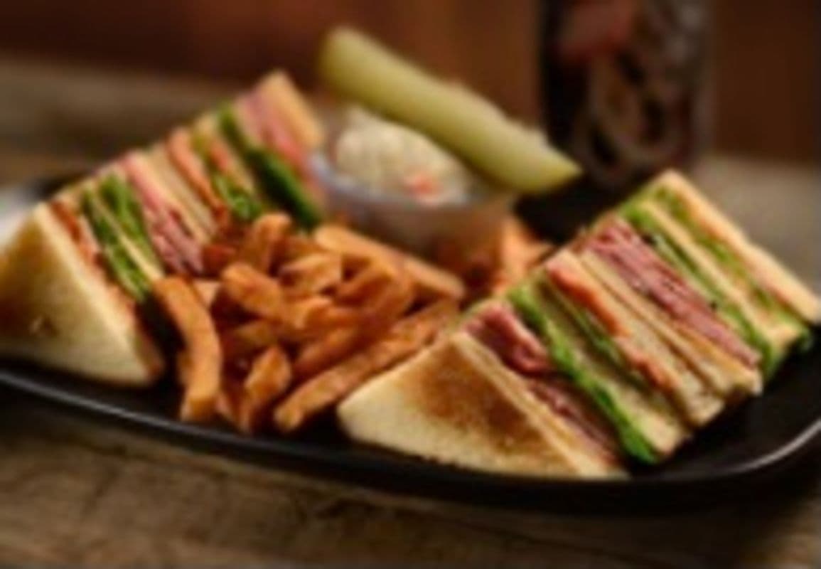 Club smoked meat (Sandwichs de viande fumée)