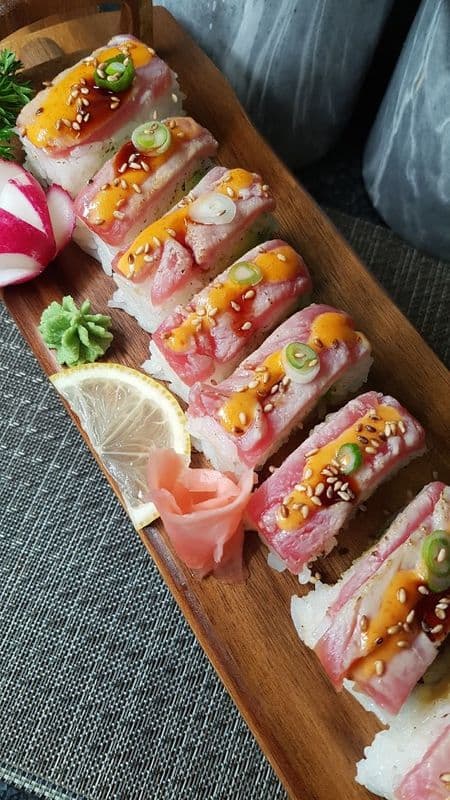Tuna Torched Pressed Sushi (8 pcs)