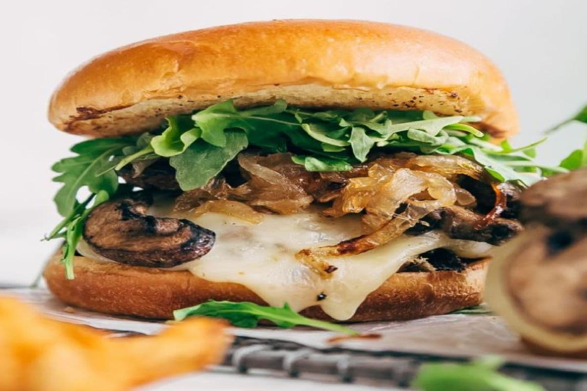 Day & Night Mushroom Swiss Melt Burger (6 oz)