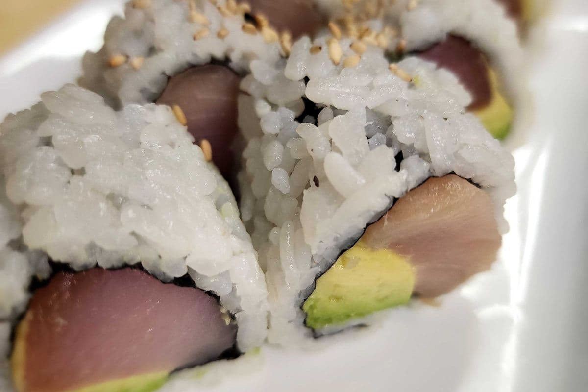 Tuna and Avocado Roll (8 pcs)