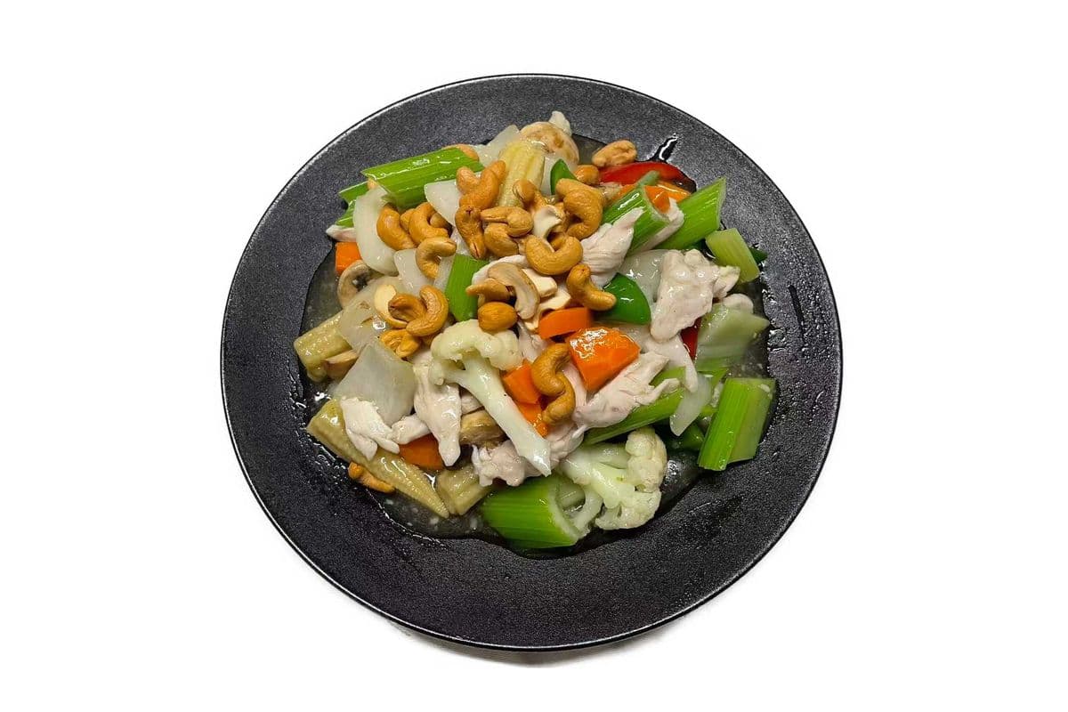 C16. Cashew Gai Ding 腰果鸡丁