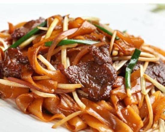 Pan Fried Flat Rice Noodles with Beef in Soy Sauce / 乾炒牛河.