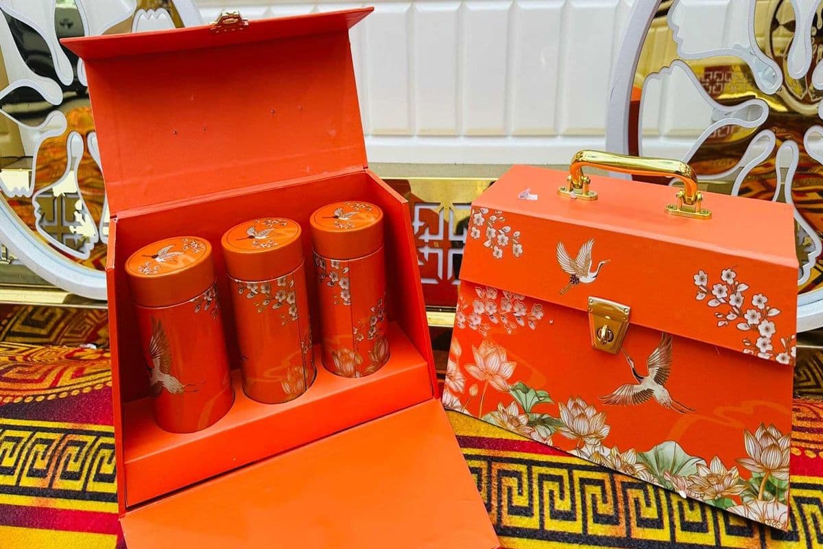 Beautiful orange color Hamper