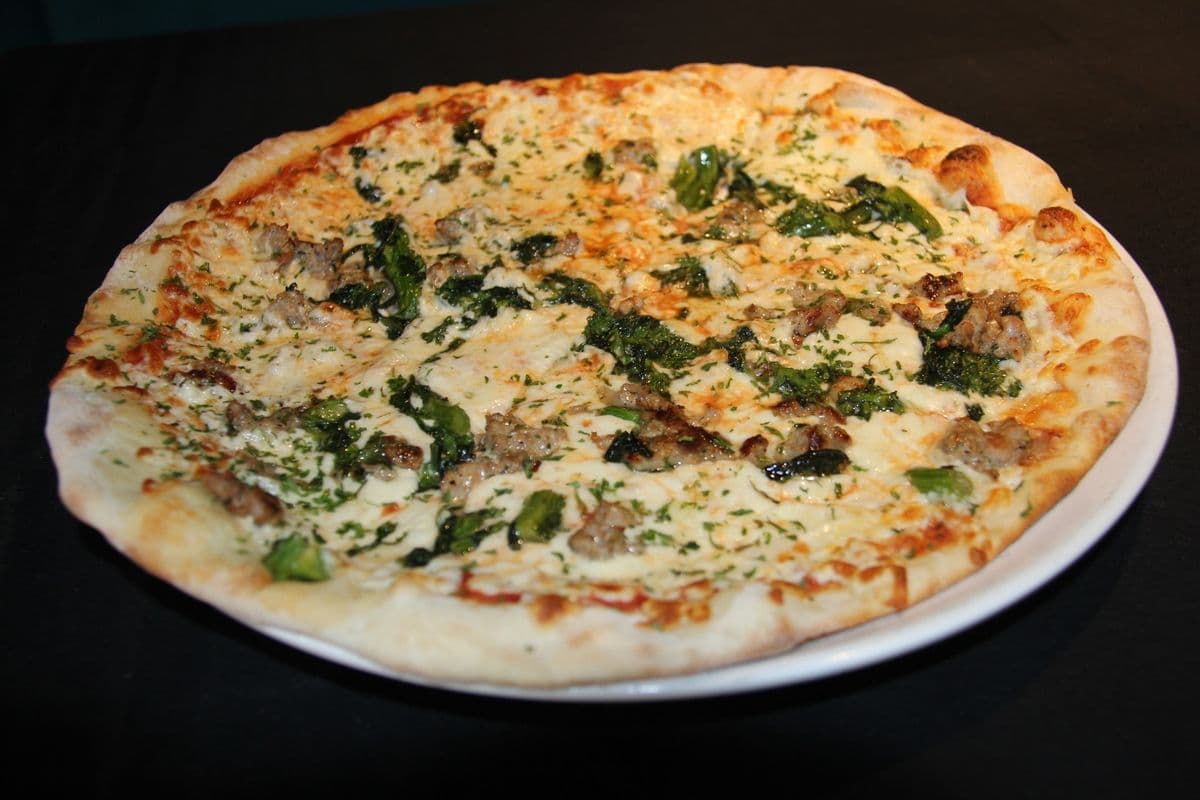 Pizza saucisse et rapini / Sausage and Rapini Pizza