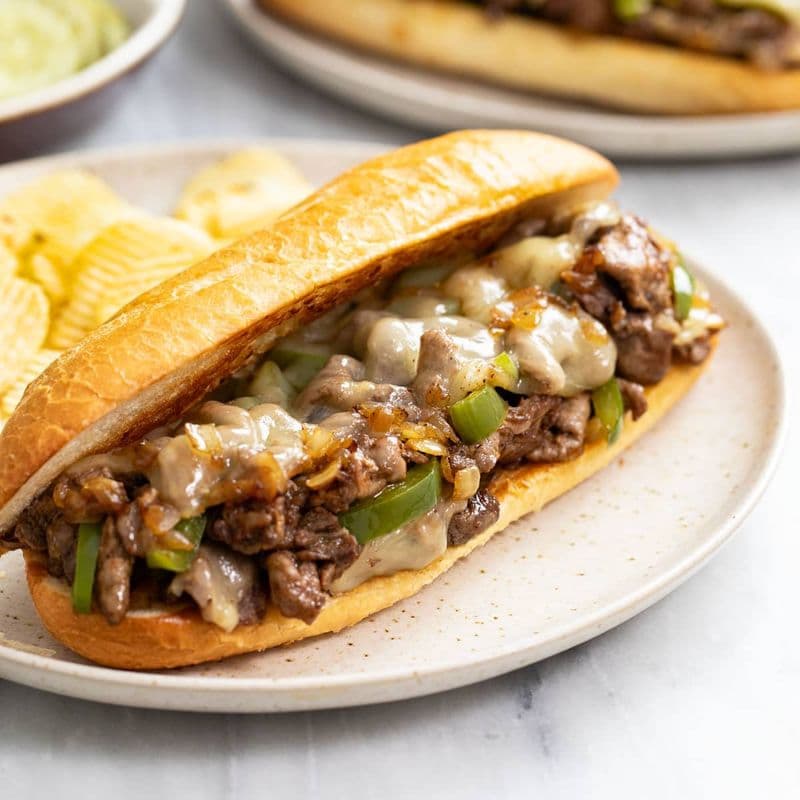 Steak style Philadelphia servi avec frites