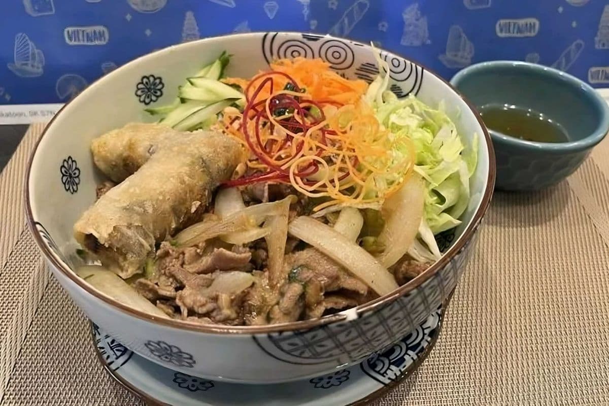 M01 - Beef Rice Noodles Bowl (Bún Bò Xào Và Chả Giò)