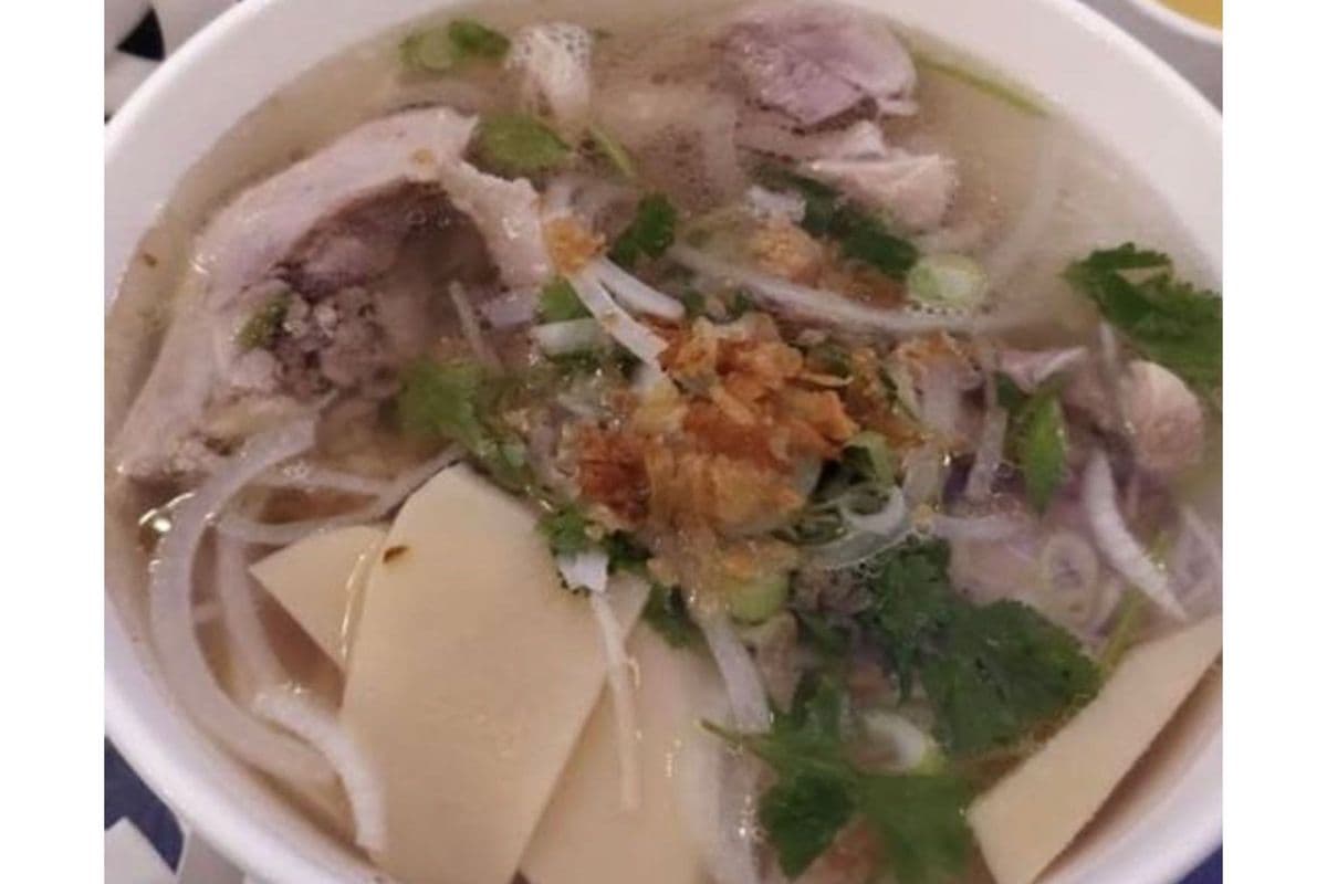40. Duck Meat and Sliced Bamboo Shoots in Vermicelli Soup - Bun Mang Vit