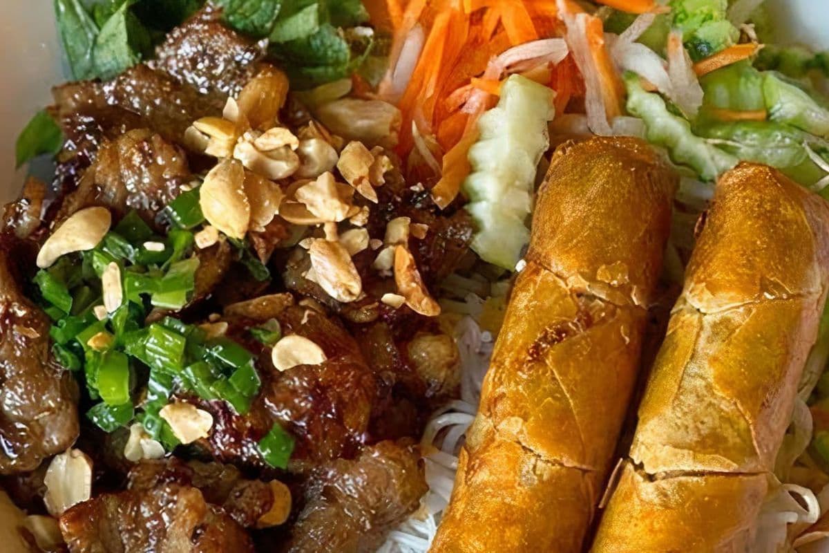 # 13 Poulet grillé servi avec vermicelli et rouleau impérial / Grilled Chicken Served with Vermicelli and Imperial Roll