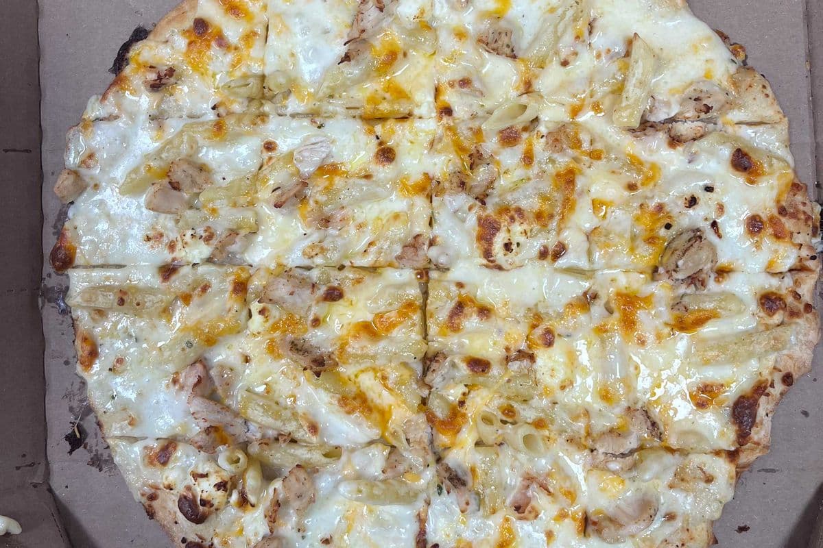 18" Giant Alfredo Chicken Pizza