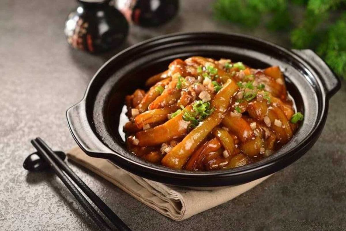 8. Stir Fried Eggplant with Garlic Sauce (鱼香茄子煲)