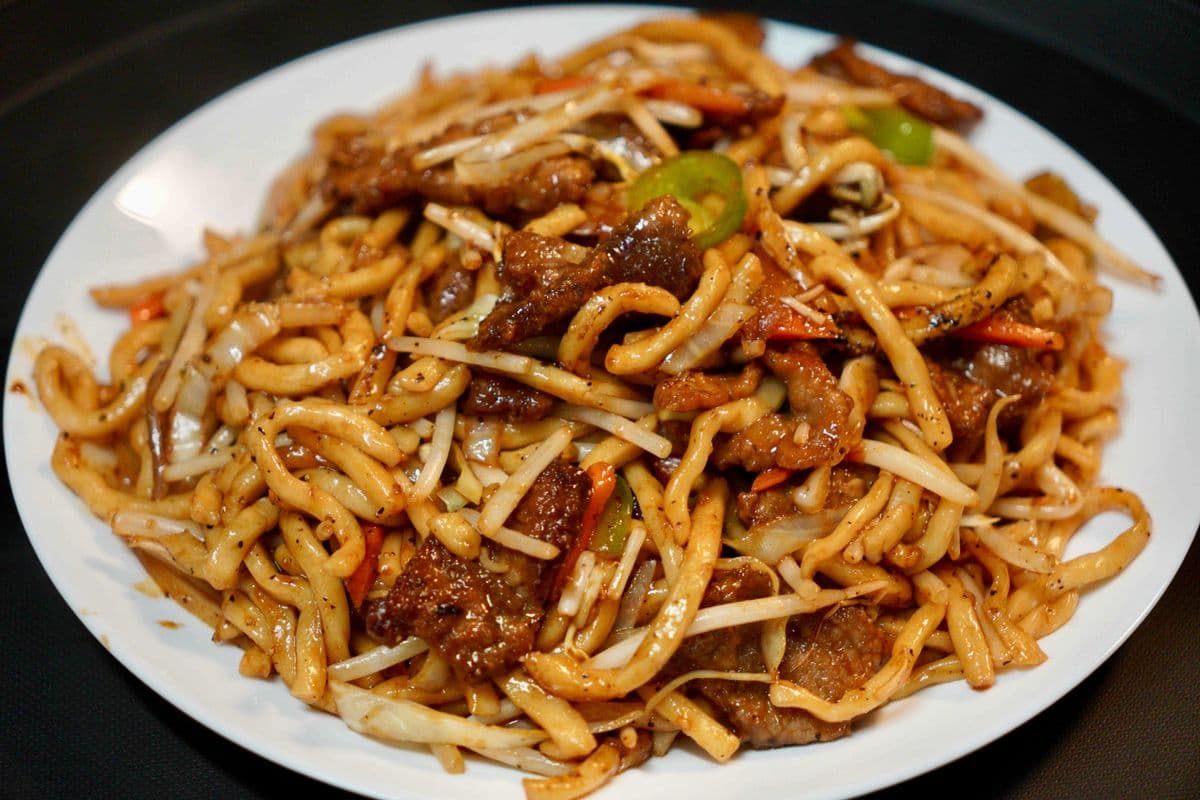 K. Beef with Black Pepper Thick Noodles (Spicy) 黑椒牛柳炒面