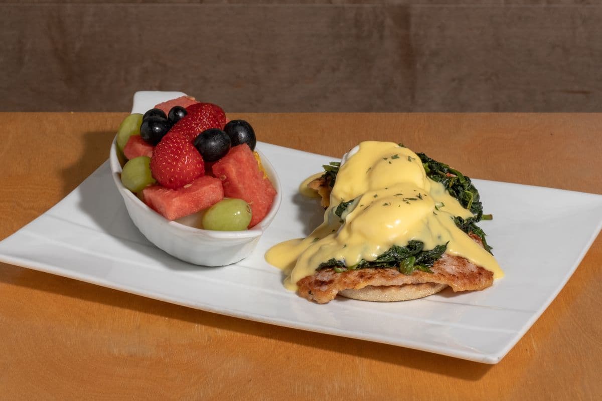 Eggs Florentine with Peameal and Fruits