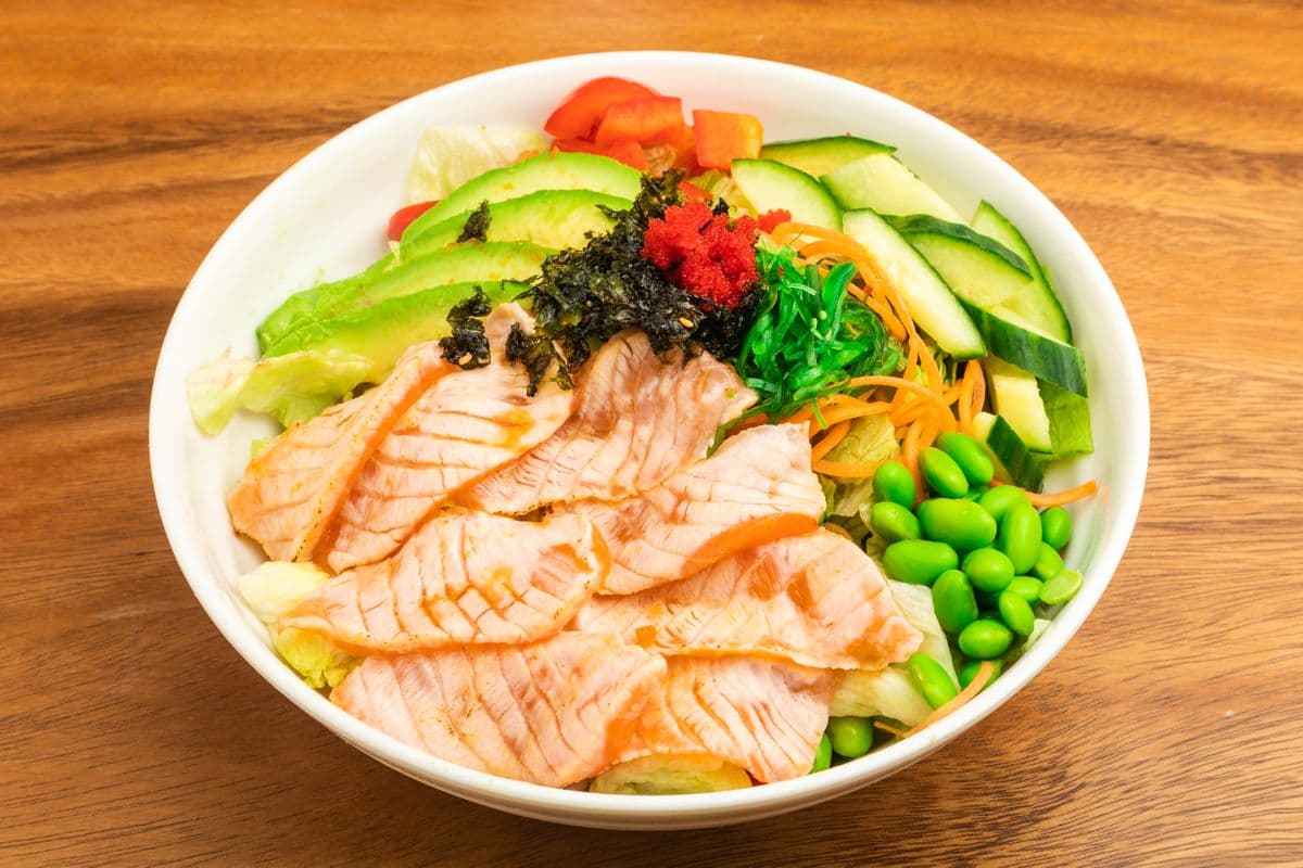 Bol Poké au saumon brûlé / Torched Salmon Poke Bowl