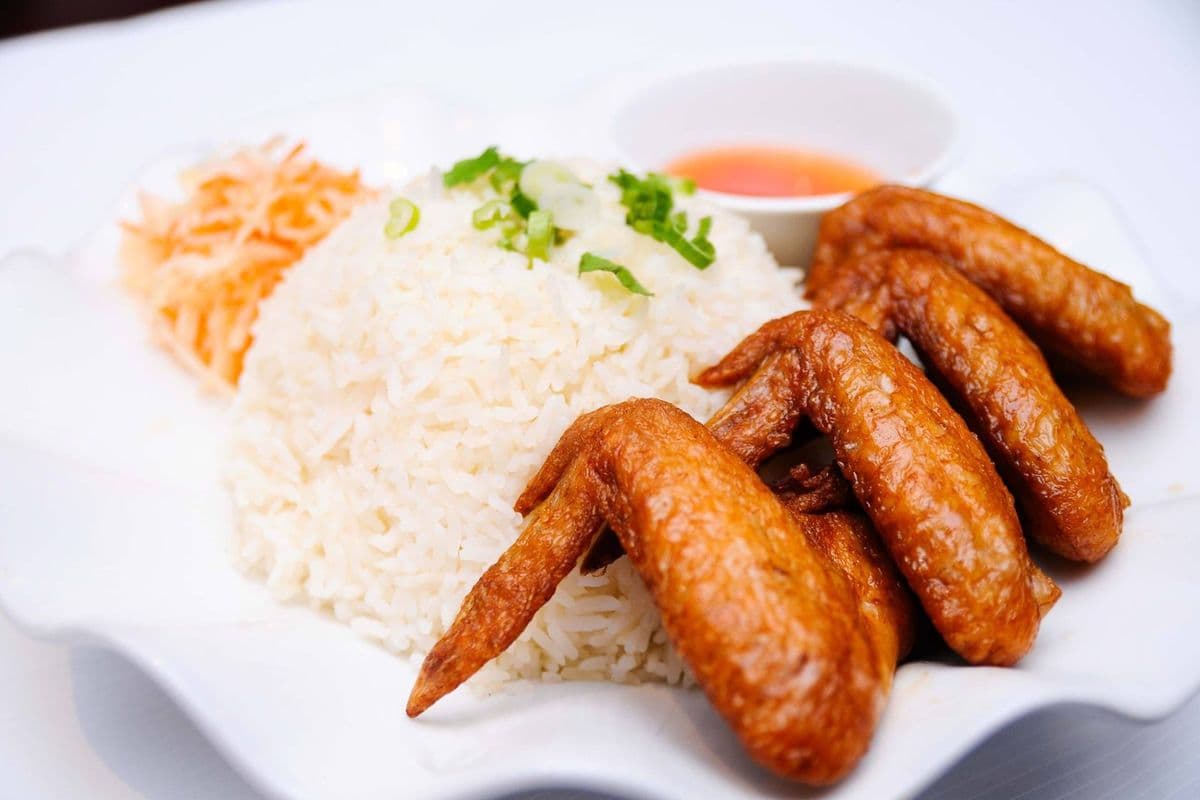 R04. Ailes de poulet frites avec riz blanc / Fried Chicken Wings with White Rice