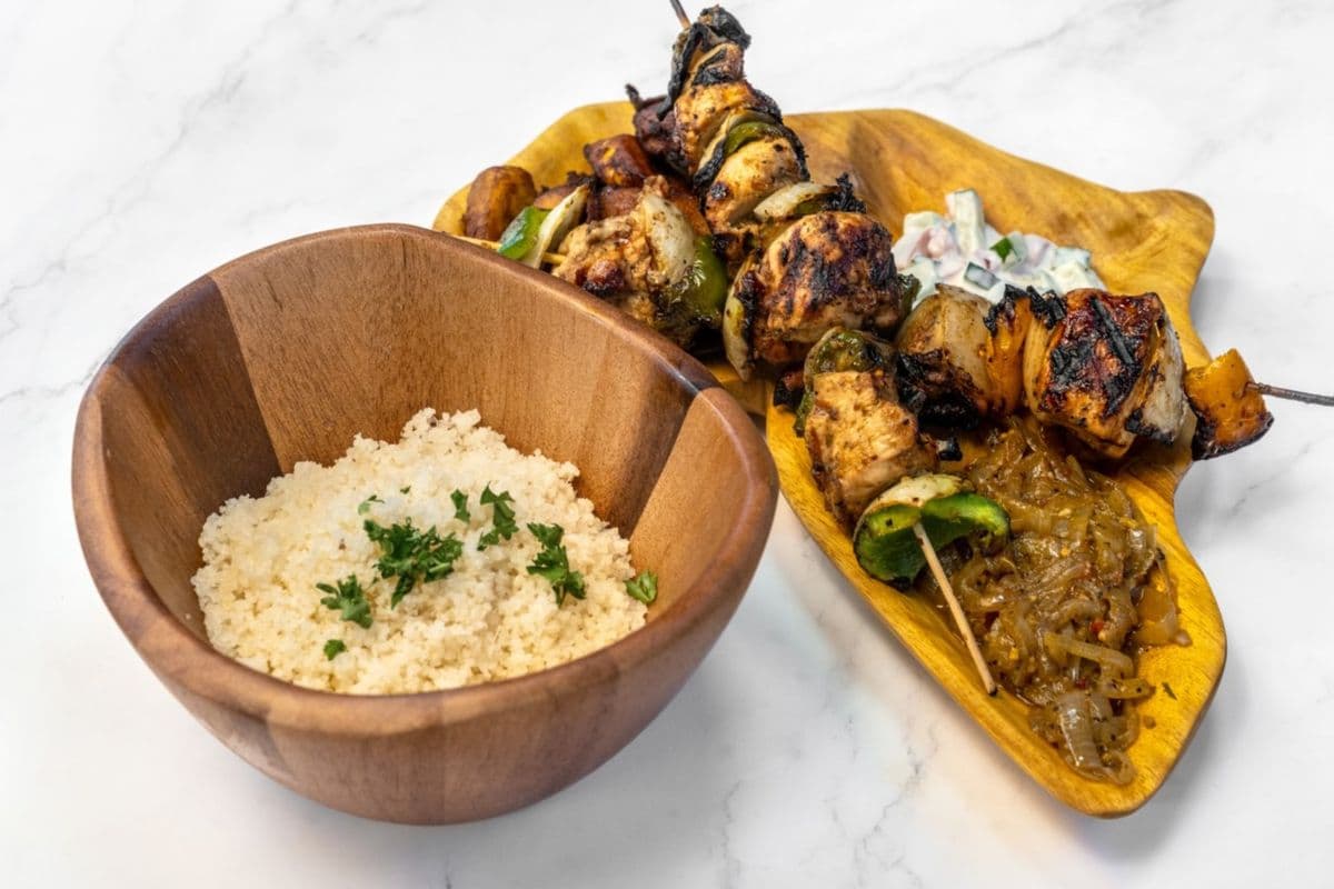 Assiette deux brochettes de poulet / Two Chicken Skewer Plate