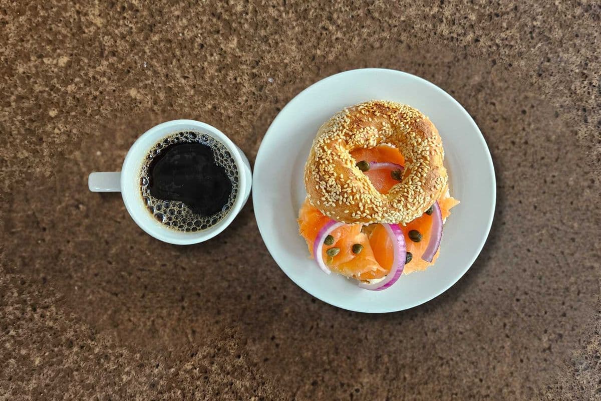 Bagel saumon fumé avec fromage à la crème et café / Smoked Salmon with Cream Cheese Bagel and Coffee