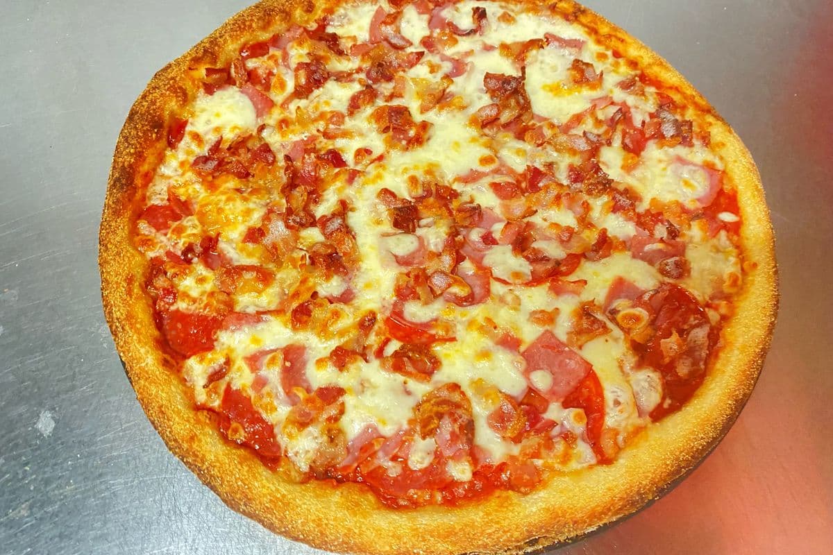 Medium Pizza (8 slices)