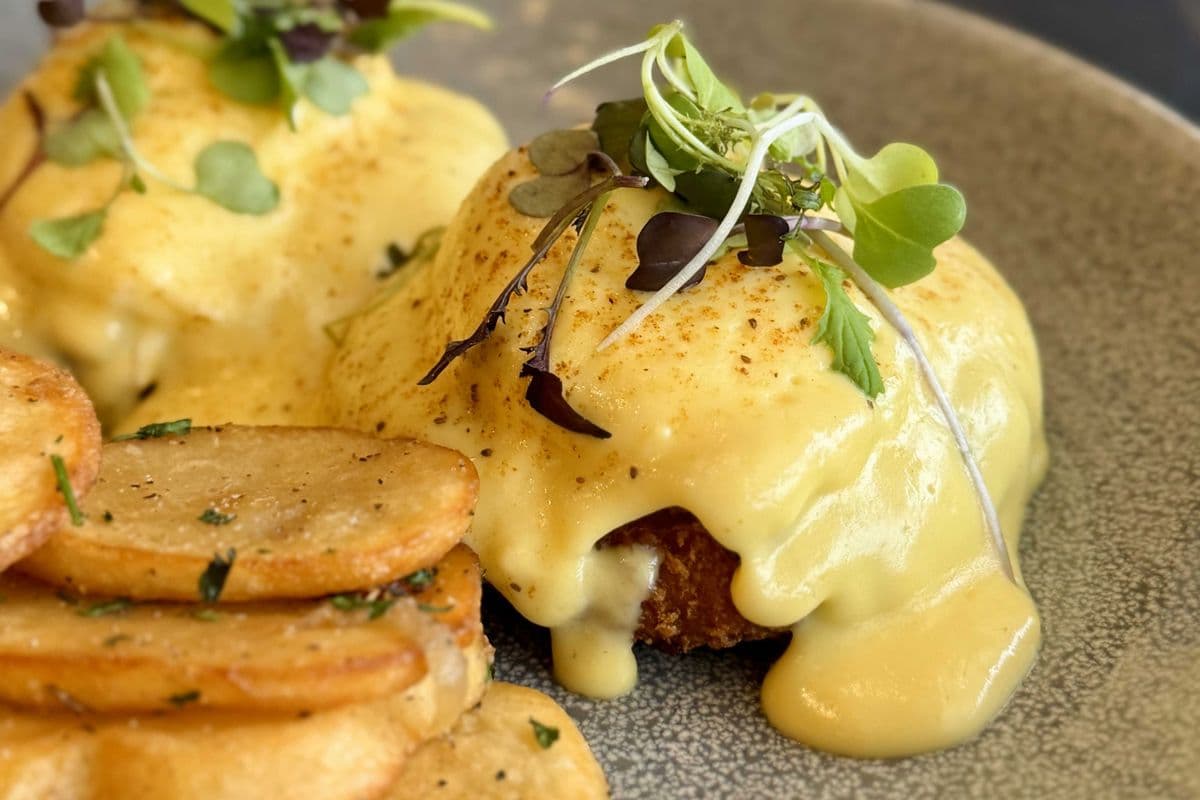 BÉNÉ AUX BEIGNETS DE CRABE - CRAB CAKE BENEDICT