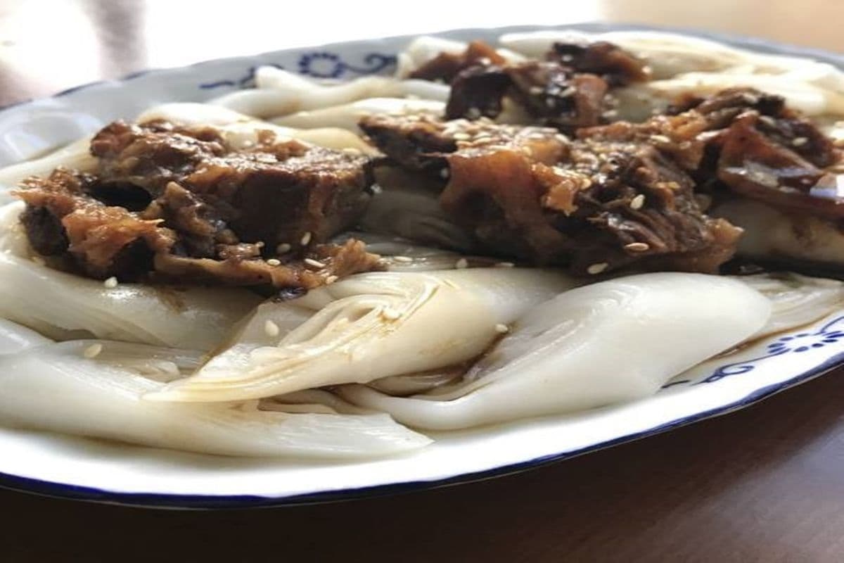 B1. Beef Brisket Rice Noodle Roll 牛腩猪肠粉