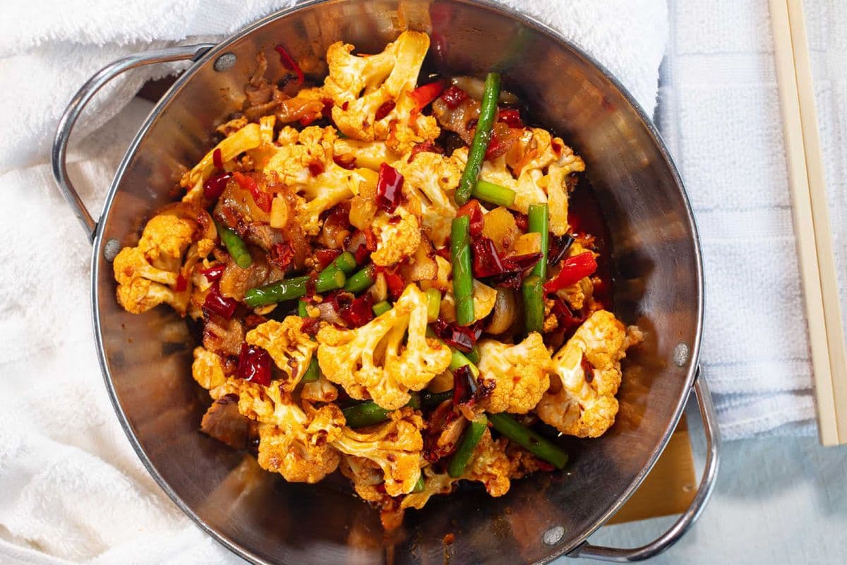Griddle Spicy Cauliflower with Salty Pork Slices 干锅腊肉花菜