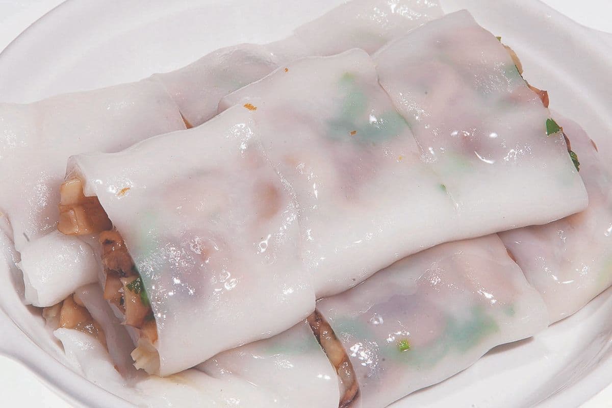 33. Rice Flour Roll with Beef and Parsley