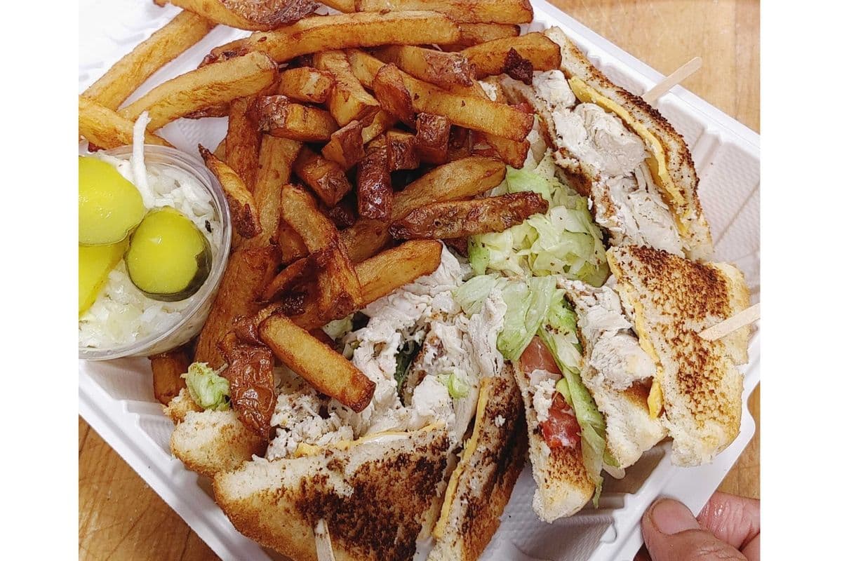 #11 Combo : 2 club sandwichs + 2 frites + 2 salade de chou + 2 coke.