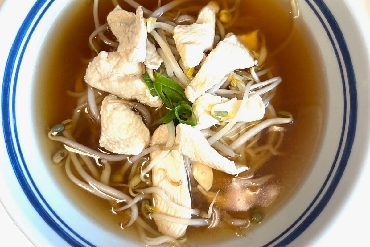 18 - Chicken Rice Noodle Soup 雞肉河粉湯