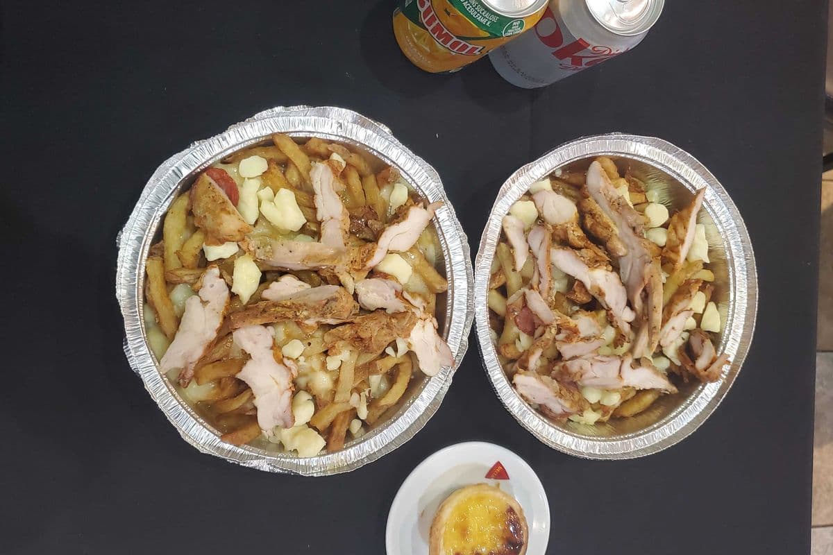 2 Poutines au poulet (2Canettes et 1Dessert) / 2Chicken Poutines