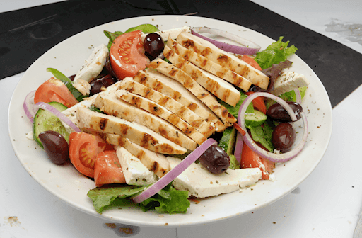 Salade grecque au poulet grillé / Grilled Chicken Greek Salad
