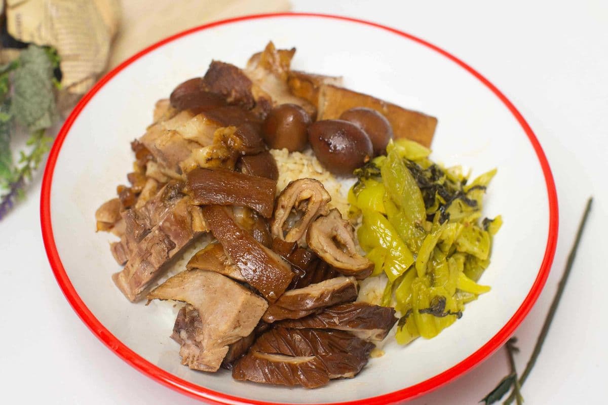 【D2】Braised pork feet with pork intestine on rice卤猪脚大肠饭