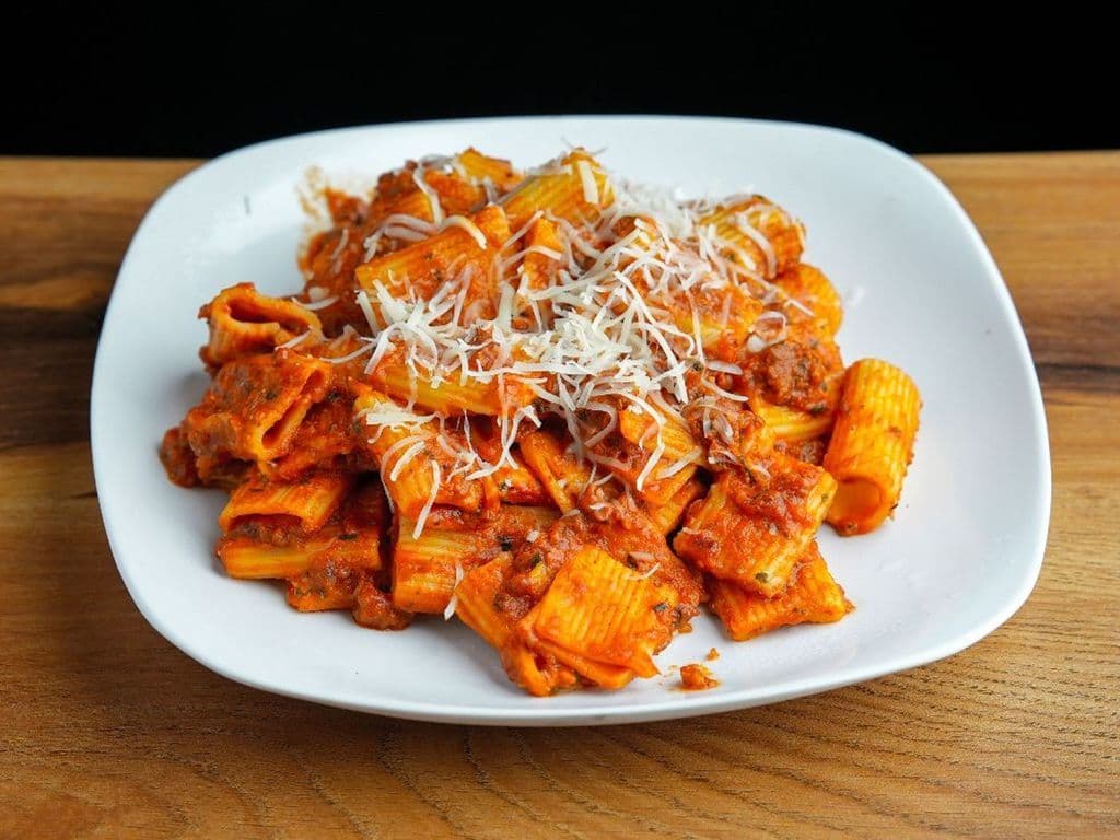 RIGATONI BOLOGNESE