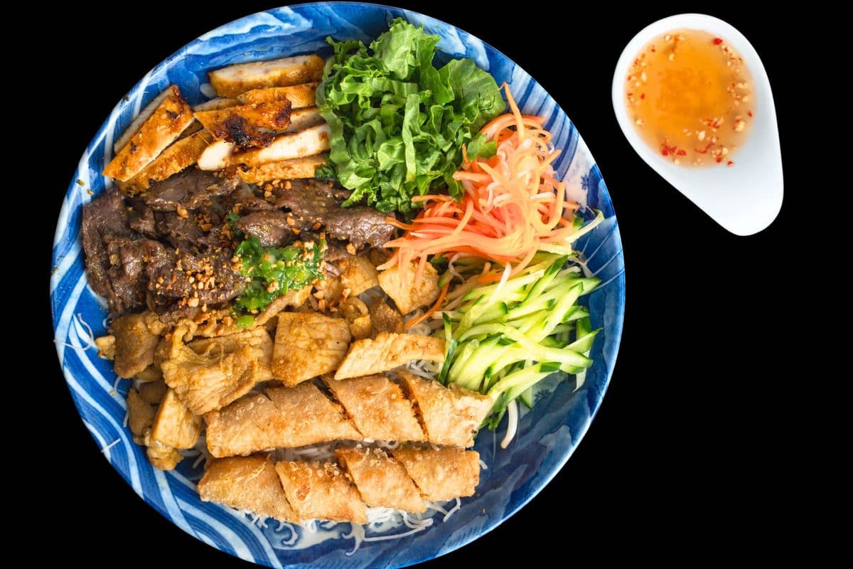 B34. House Special XL Bowl (MeatLovers - 2 Spring rolls, Grilled Chicken, Pork & Beef)