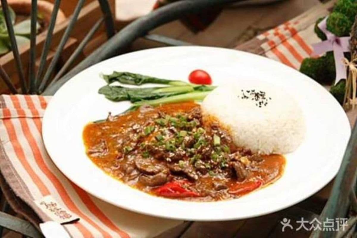 E10. Chili Beef on Rice 胡辣牛肉饭