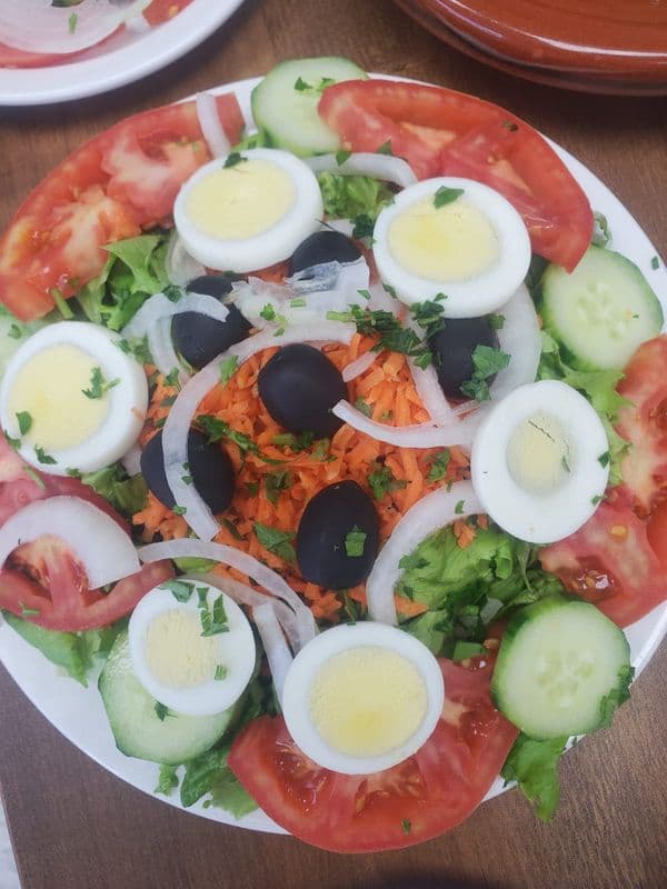 Salade (laitue, concombre, ogonis, olives, tomates, et oeuf) / Salad (Lettuce, Cucumber, Ogonis, Olives, Tomatoes, and Egg)