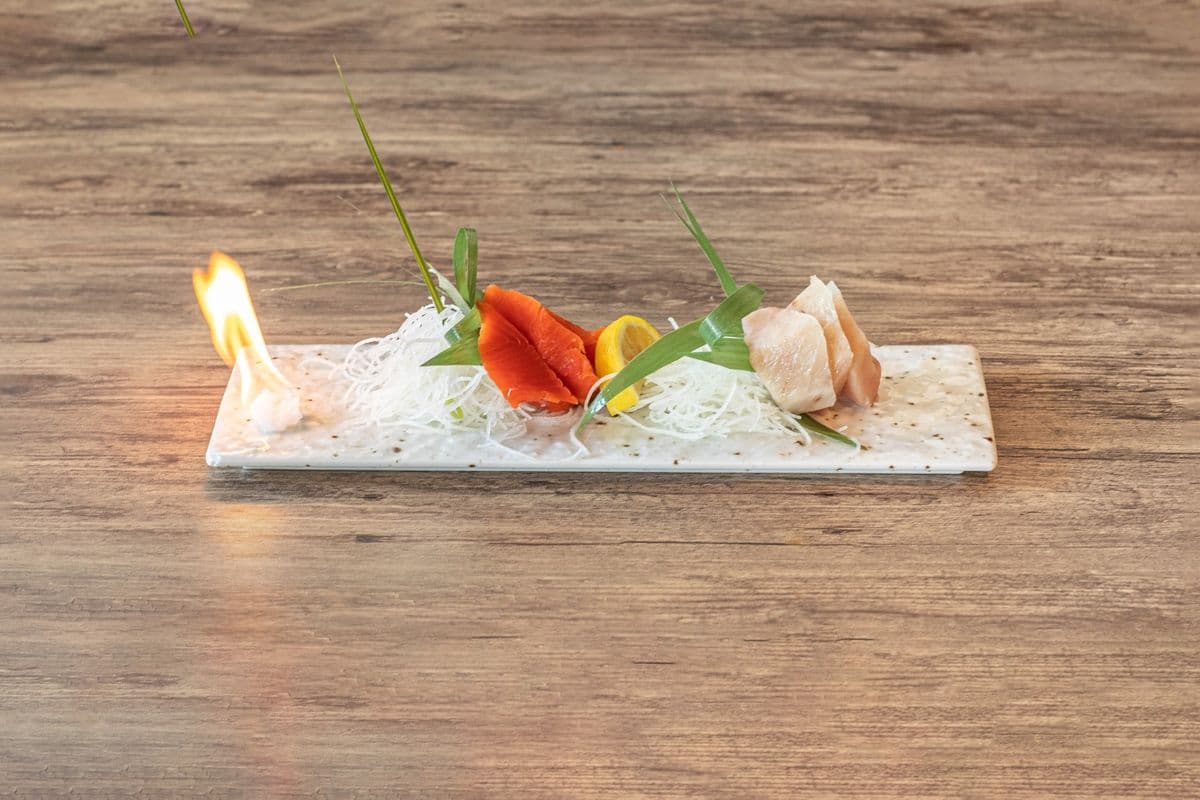 Tuna and Salmon Sashimi (8 pcs)