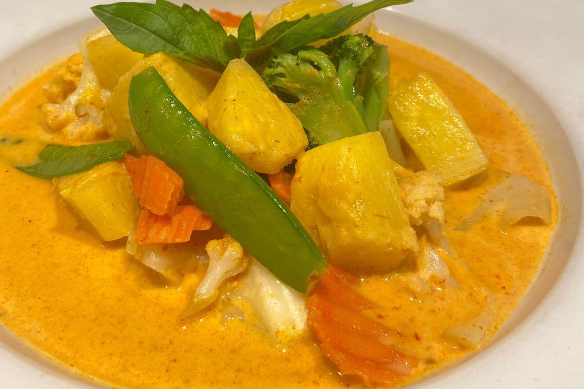 CU07. Pineapple Red Curry