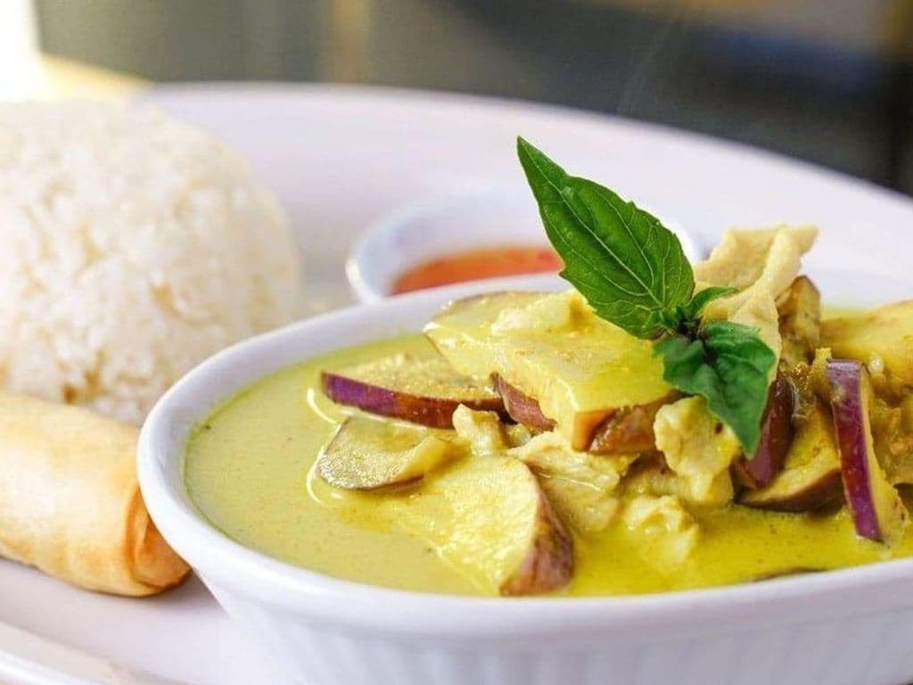 L5G. Green Curry with Eggplants and Basil Leaves