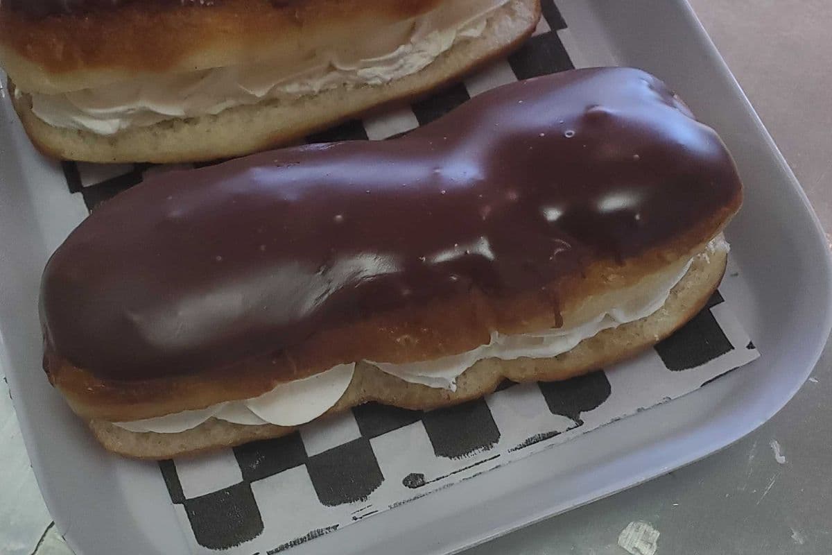 Chocolate Eclair (1 pcs)