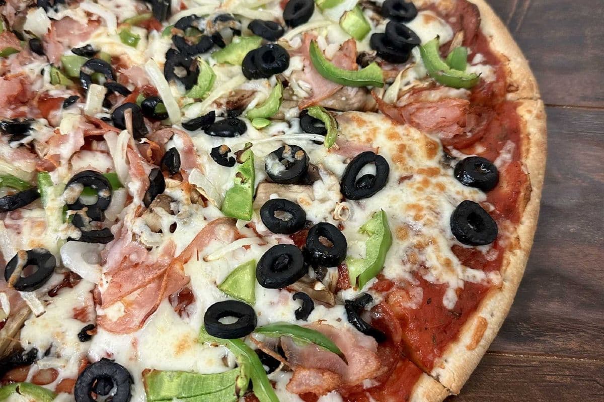 15" Large Deluxe Pizza
