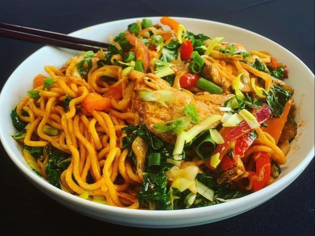 Spiced Chicken Hakka Noodles