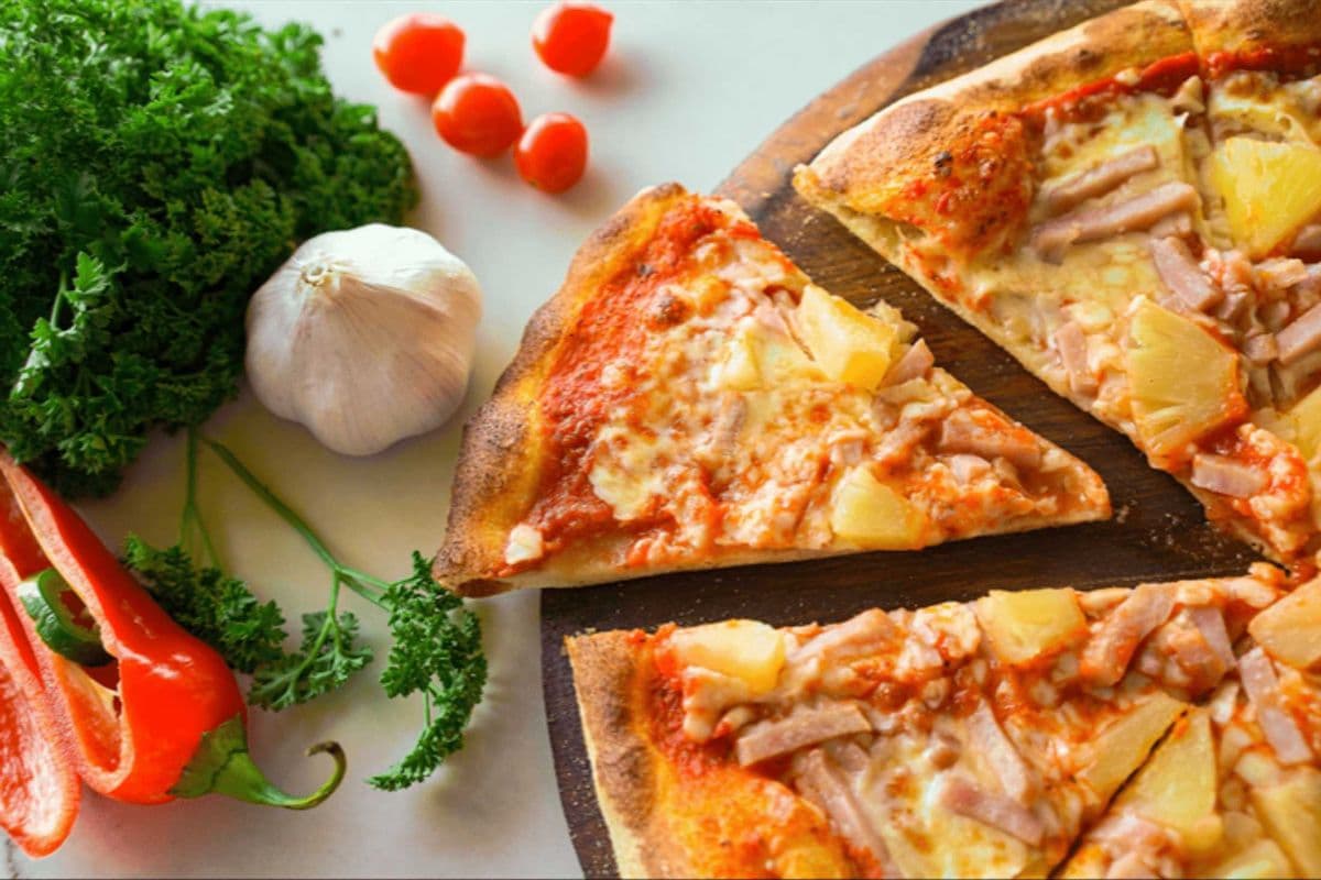 Medium (11") - Hawaiian Pizza