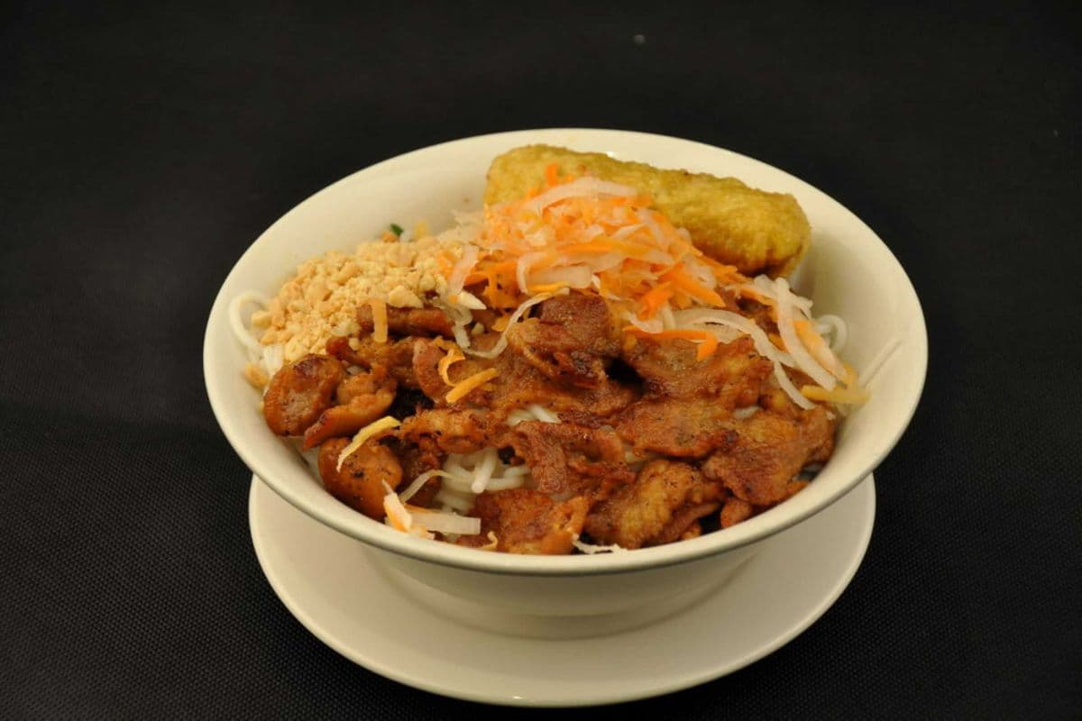 064. BBQ Pork and Spring Roll with Vermicelli