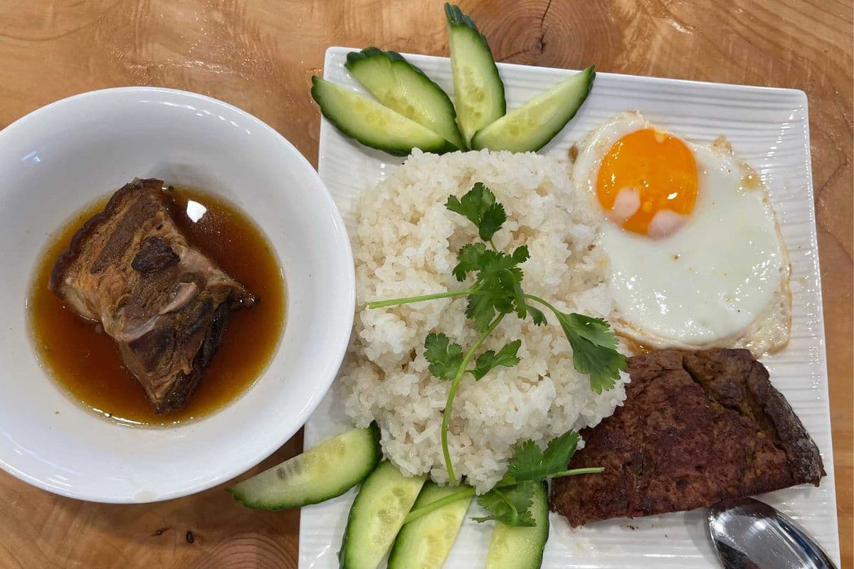 18. Xôi Thập Cẩm (Pate Sticky Rice with Fried Egg, and Braised Pork)