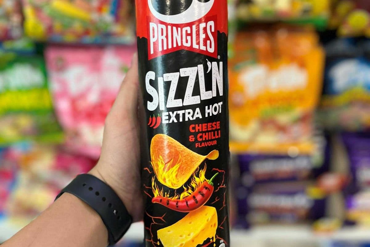 (UK) PRINGLES SIZZL'N EXTRA HOT CHEESE & CHILLI - 180G